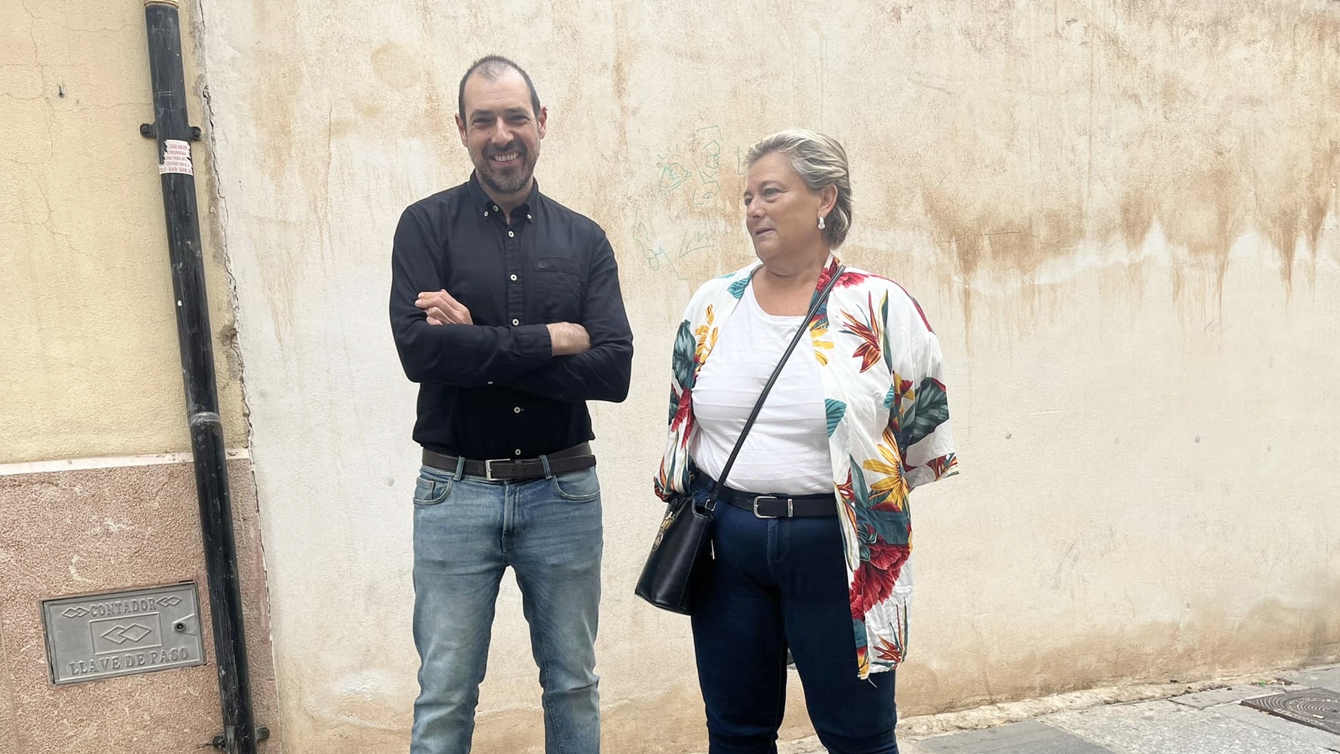 Fran Matas y Pilar Ruiz concejales de IU en Antequera, junto a uno de los solares vacíos propuestos como aparcamiento (septiembre 2022)