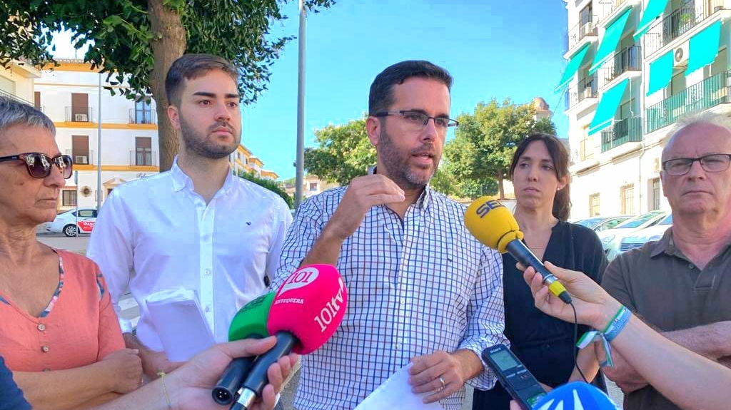 Kiko Calderón presentando una moción del PSOE sobre el reacondicionamiento de la urbanización Nueva Antequera
