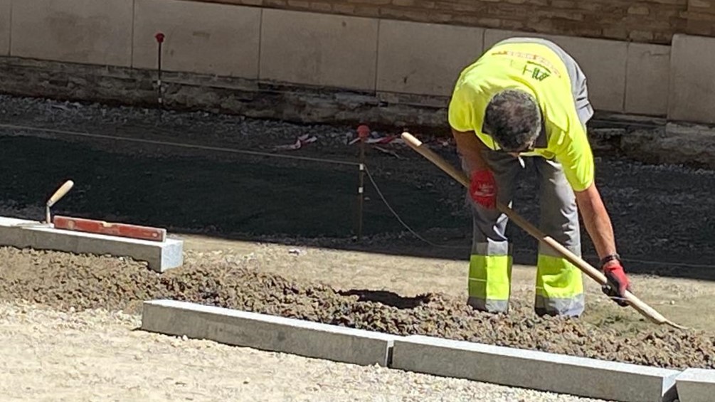trabajador en la obra de remodelación de la calle Infante don Fernando (agosto 2022)