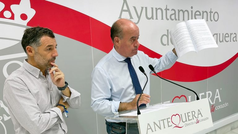 El alcalde de Antequera, Manolo Barón, junto con el edil Juan Rosas, mostrando el acuerdo alcanzado con el Ministerior del Interior para retomar las obras del cuartel de la Guardia Civil (octubre 2022)