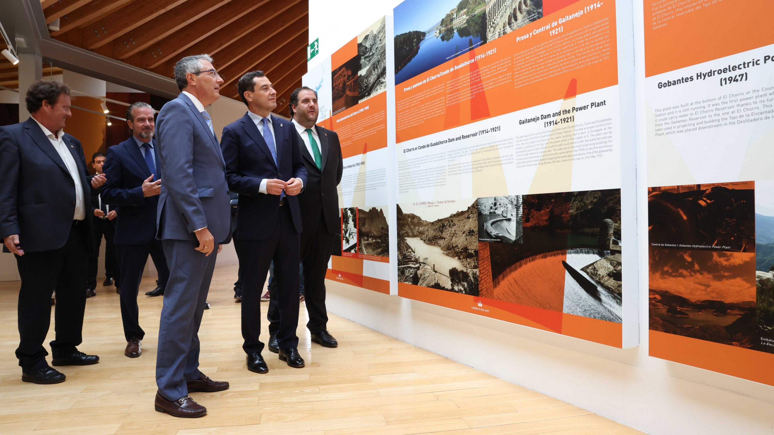 El presidente de la Junta (centro), junto al presidente de la Diputación de Málaga (izda) y al alcalde de Ardales (dcha), en la inauguración del Centro de Visitantes del Caminito del Rey (octubre 2022)