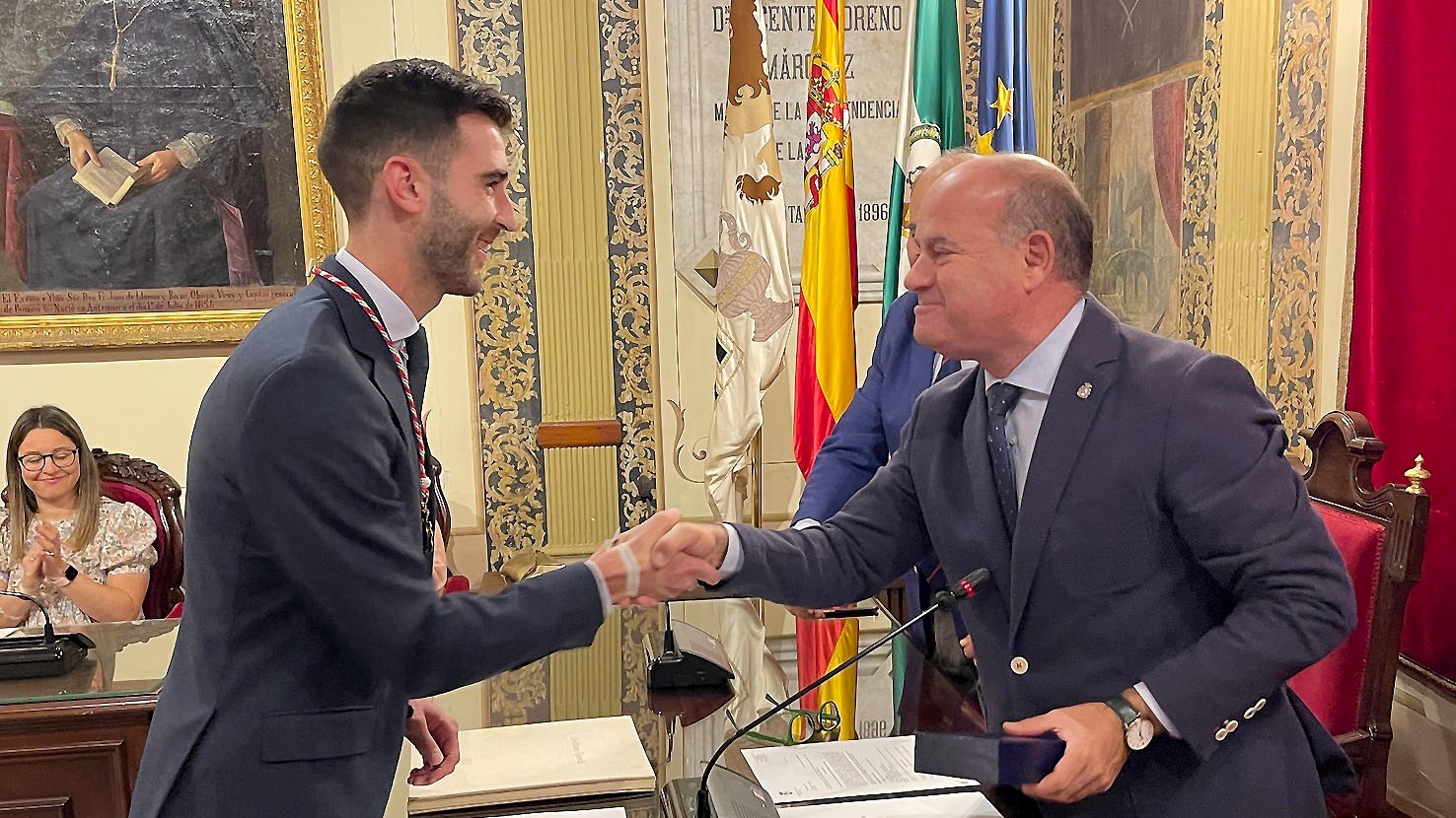 José Manuel Fernández, junto al alcalde Manolo Barón, tras tomar posesión como concejal en Antequera (octubre 2022)