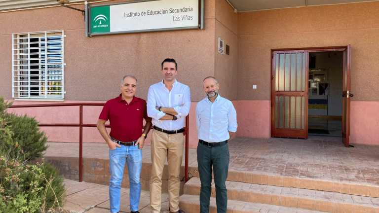 José Francisco Pacheco, director del IES Las Viñas, Germán Luna, director de SCAAVO y Manuel García, técnico de FP de la Junta de Andalucía (septiembre 2022)