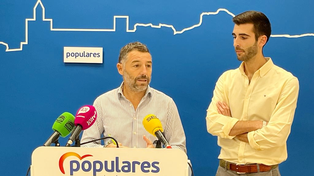Juan Rosas, secretario general del PP en Antequera, y José Manuel Fernández, portavoz, en la sede (septiembre 2022)