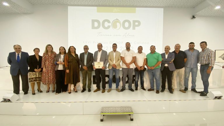 Miembros de la cooperativa La Purísima de Alameda, junto a autoridades asistentes a la entrega de los XXVI Premios Dcoop a la Calidad del Aceite (octubre 2022)