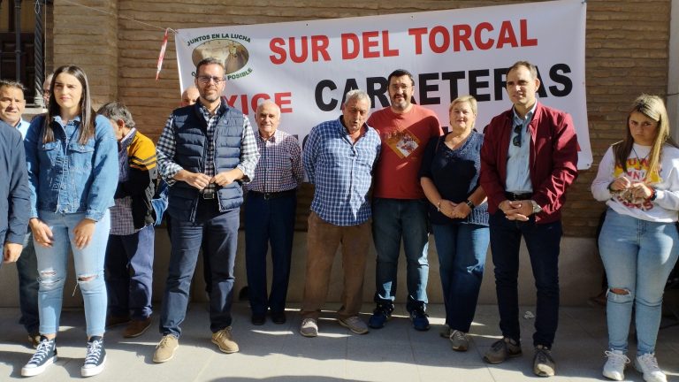 Concentración a las puertas del Ayuntamiento de Antequera para pedir carreteras dignas en el sur del Torcal (noviembre 2022)