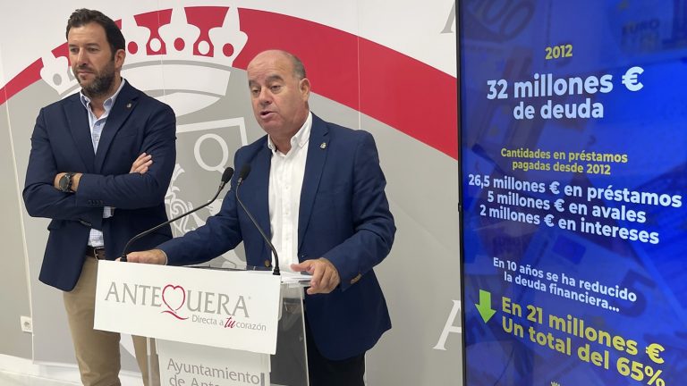 El alcalde Manolo Barón y edil de Hacienda, Antonio García, presentando las cifras sobre deuda del Ayuntamiento de Antequera (noviembre 2022)