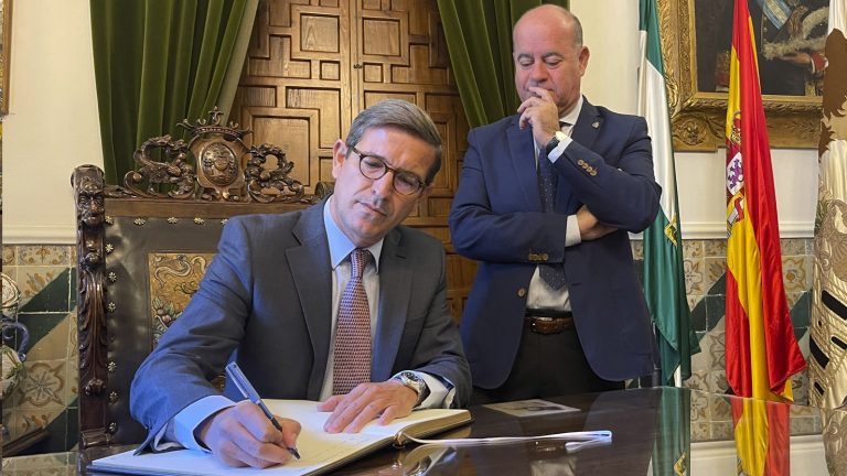 El consejero de Política Industrial, Jorge Paradela, firmando en el Libro de Honor del Ayuntamiento de Antequera, junto al alcalde Manolo Barón (noviembre 2022)