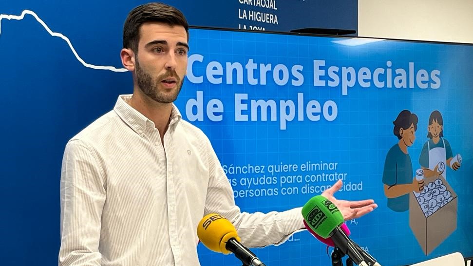 El portavoz del PP de Antequera, José Manuel Fernández, presentando la moción contra el anteproyecto de ley sobre incentivos a la contratación (noviembre 2022)