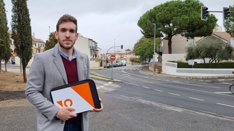 José Manuel García Puche junto a los semáforos de la zona alta de la avenida de la Legión (noviembre 2022)