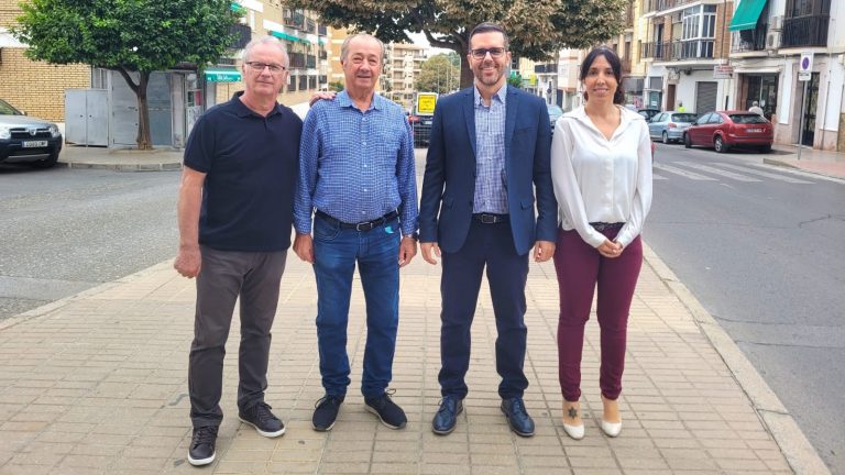 Kiko Calderón, secretario general del PSOE de Antequera, junto a militantes, en la avenida de la Legión (noviembre de 2022)