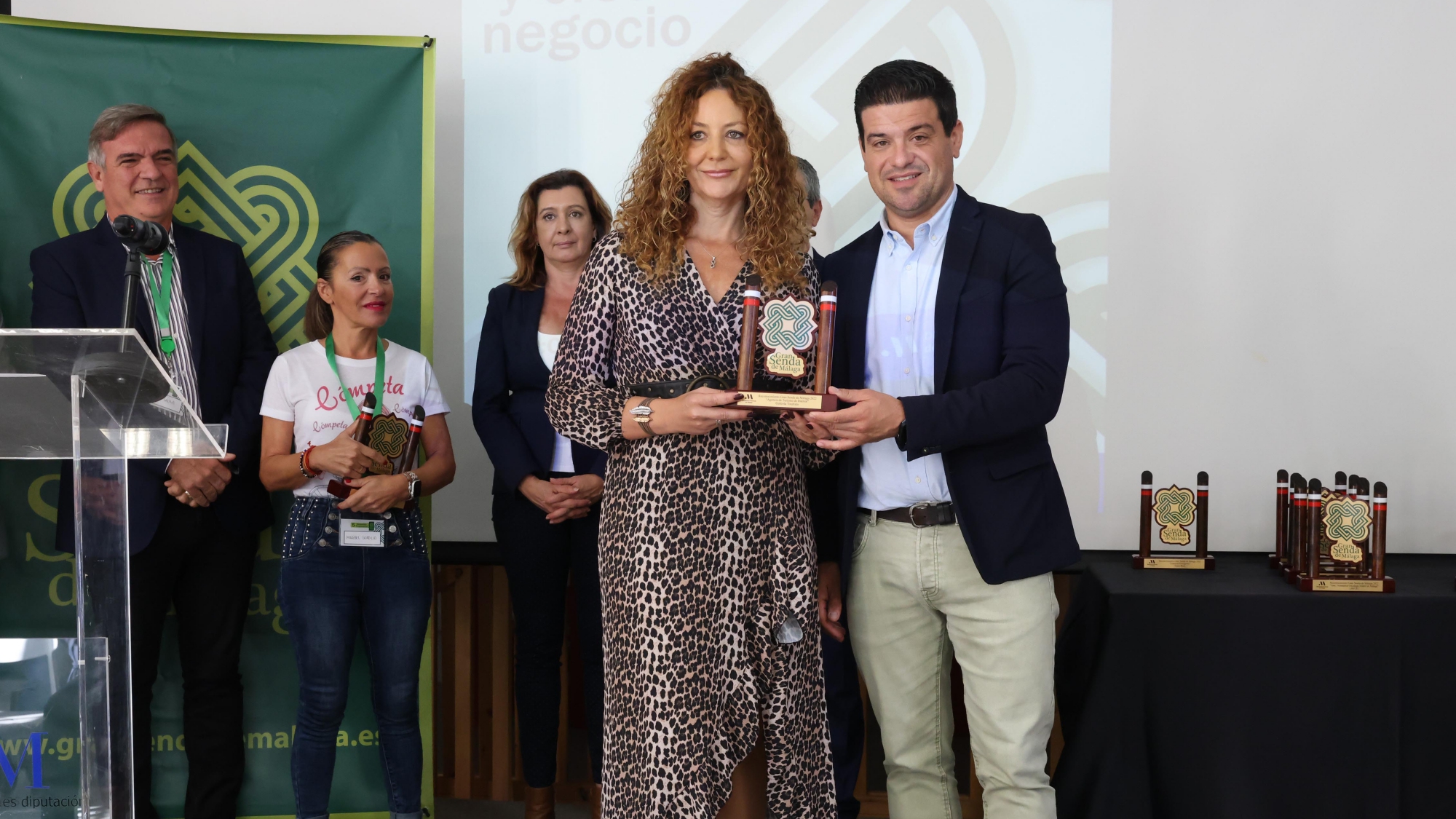 Lourdes Millán, gerente de Galeota Tourism, recogiendo el premio del V Encuentro Empresarial Gran Senda de Málaga, de la mano del diputado de Turismo interior, Cristóbal Ortega (noviembre 2022)