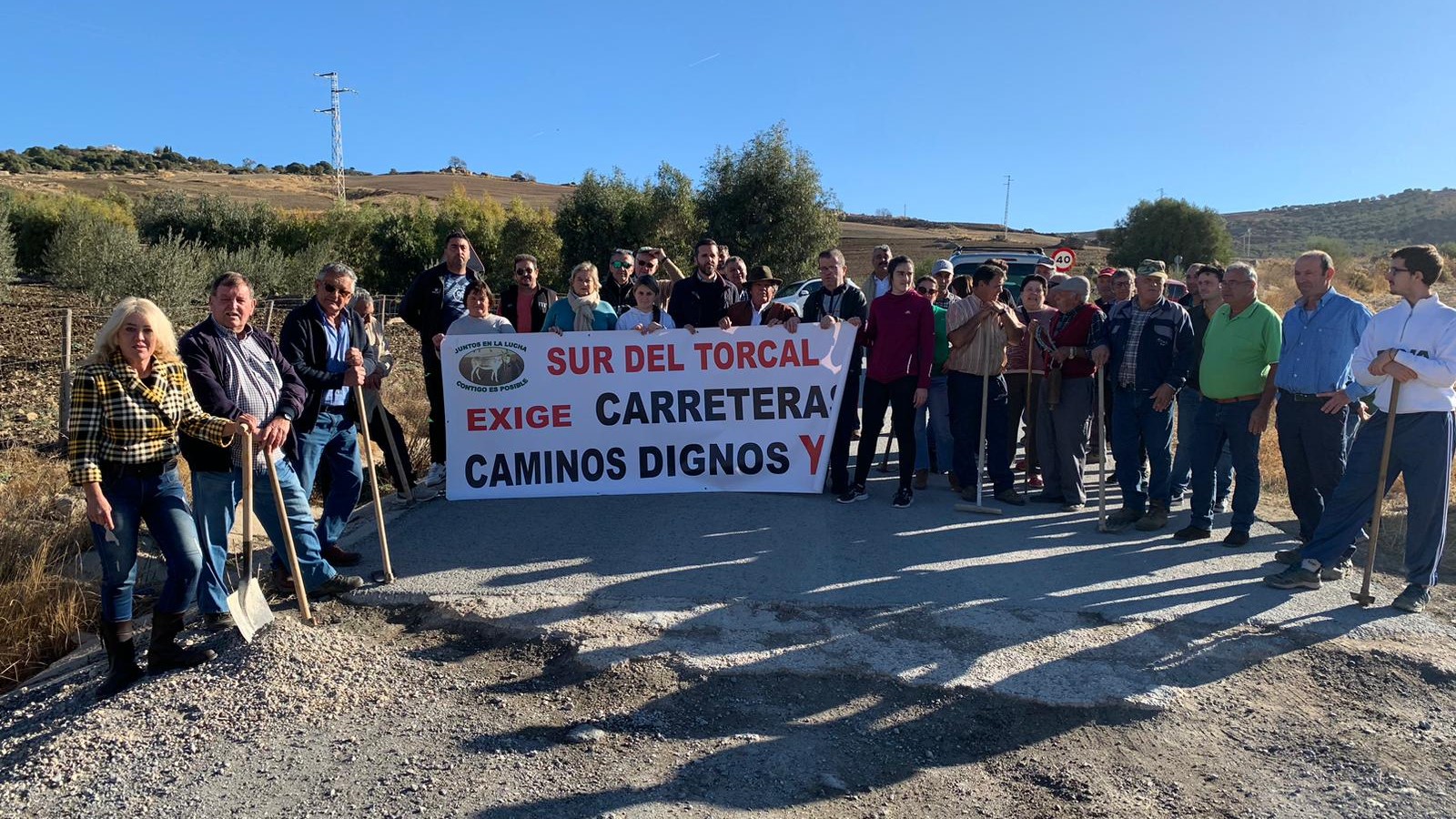 PSOE y vecinos de la zona sur del Torcal se manifiestan para reclamar arreglos en las carreteras