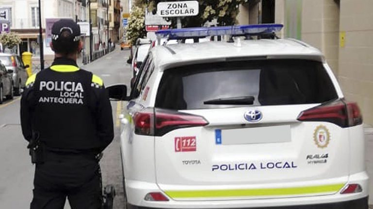 Policía Local de Antequera junto a un vehículo del cuerpo