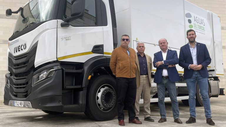 Presentación de un nuevo camión lavacontenedores de Aguas del Torcal (noviembre 2022)