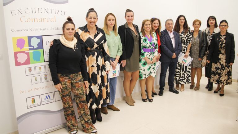 Responsables municipales de Igualdad y de la Federación de Asociación de Mujeres 'Podemos' y la ADR Nororma, tras la firma del Pacto por la Igualdad (noviembre 2022)
