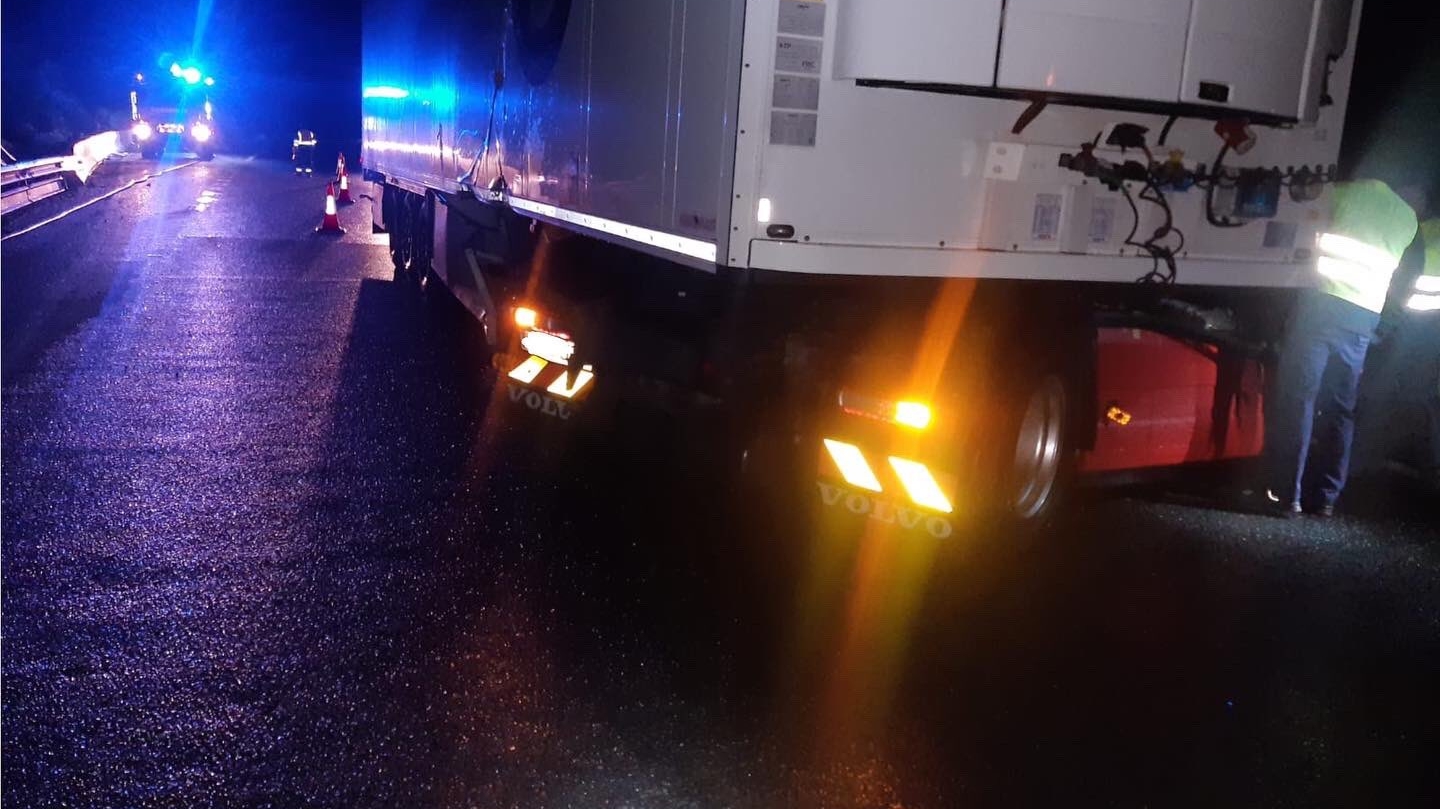 Camión accidentado en la autovía A-45 en Antequera (diciembre 2022)
