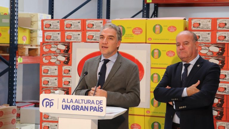 Elías Bendodo, coordinador general del PP, en la fábrica de Los Primitivos Aguilera en Antequera (noviembre 2022)