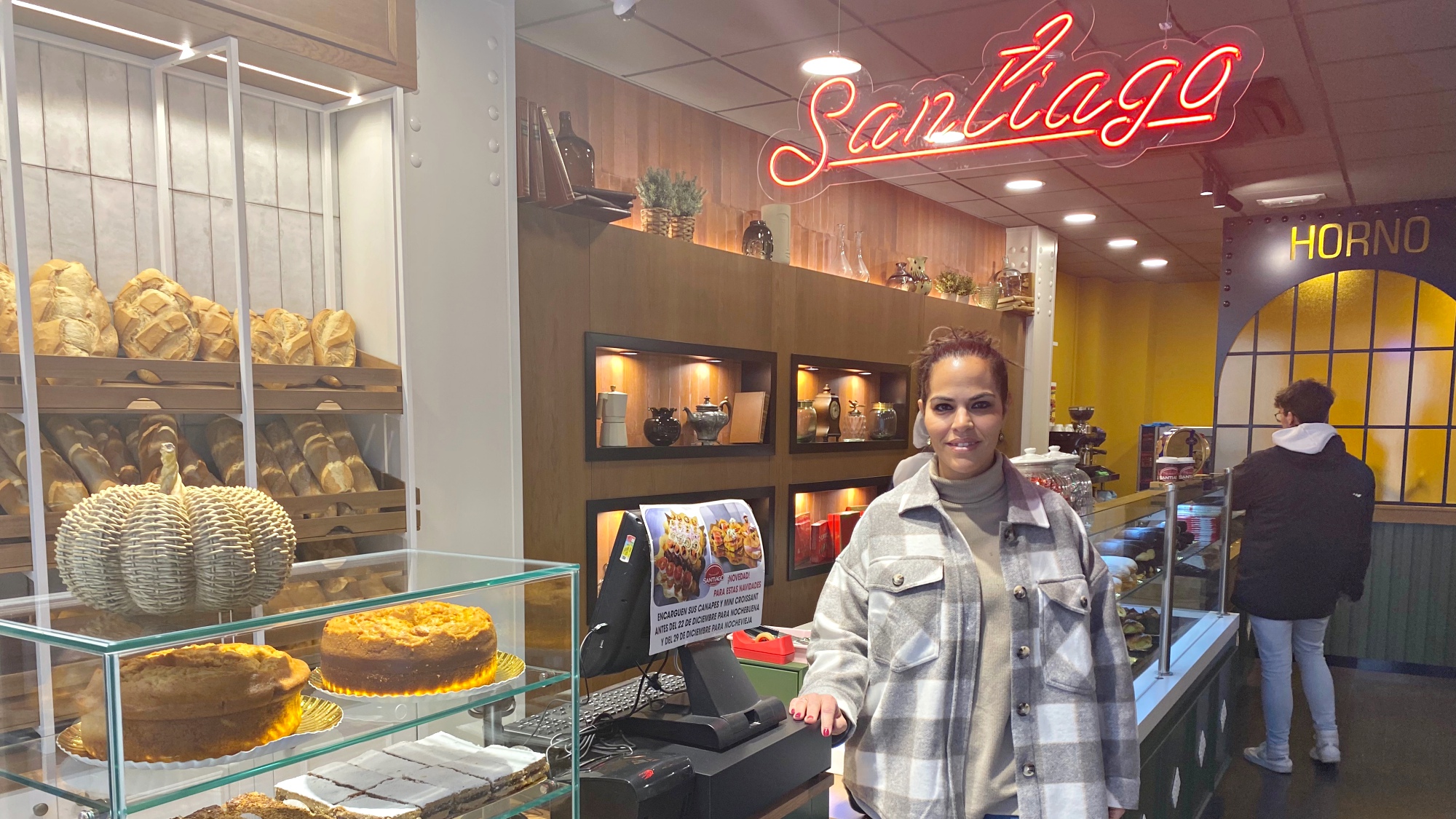 Inma Granados, en la Panadería Santiago de la calle Merecillas de Antequera (diciembre 2022)