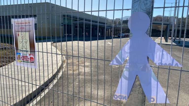 Monigote colocado en la verja de la Estación Antequera Alta Velocidad (diciembre 2022)