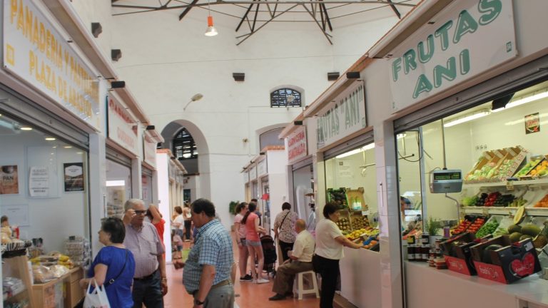 Puestos de panadería y frutería en el Mercado Municipal de Antequera (junio 2018)