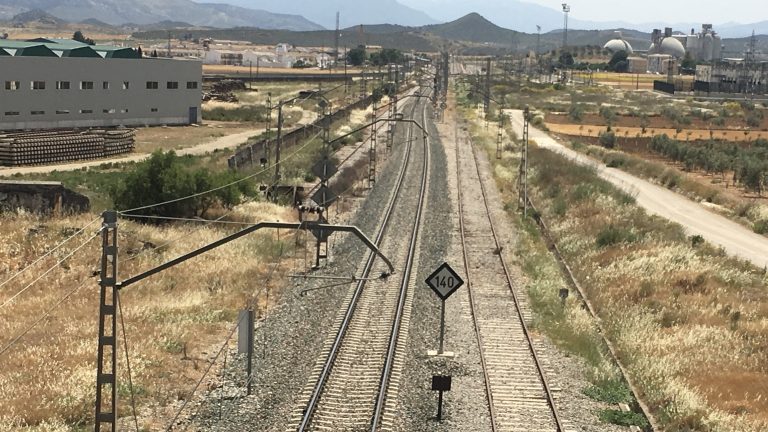 Línea ferroviaria entre Algeciras y Granada, pasa por Bobadilla Estación