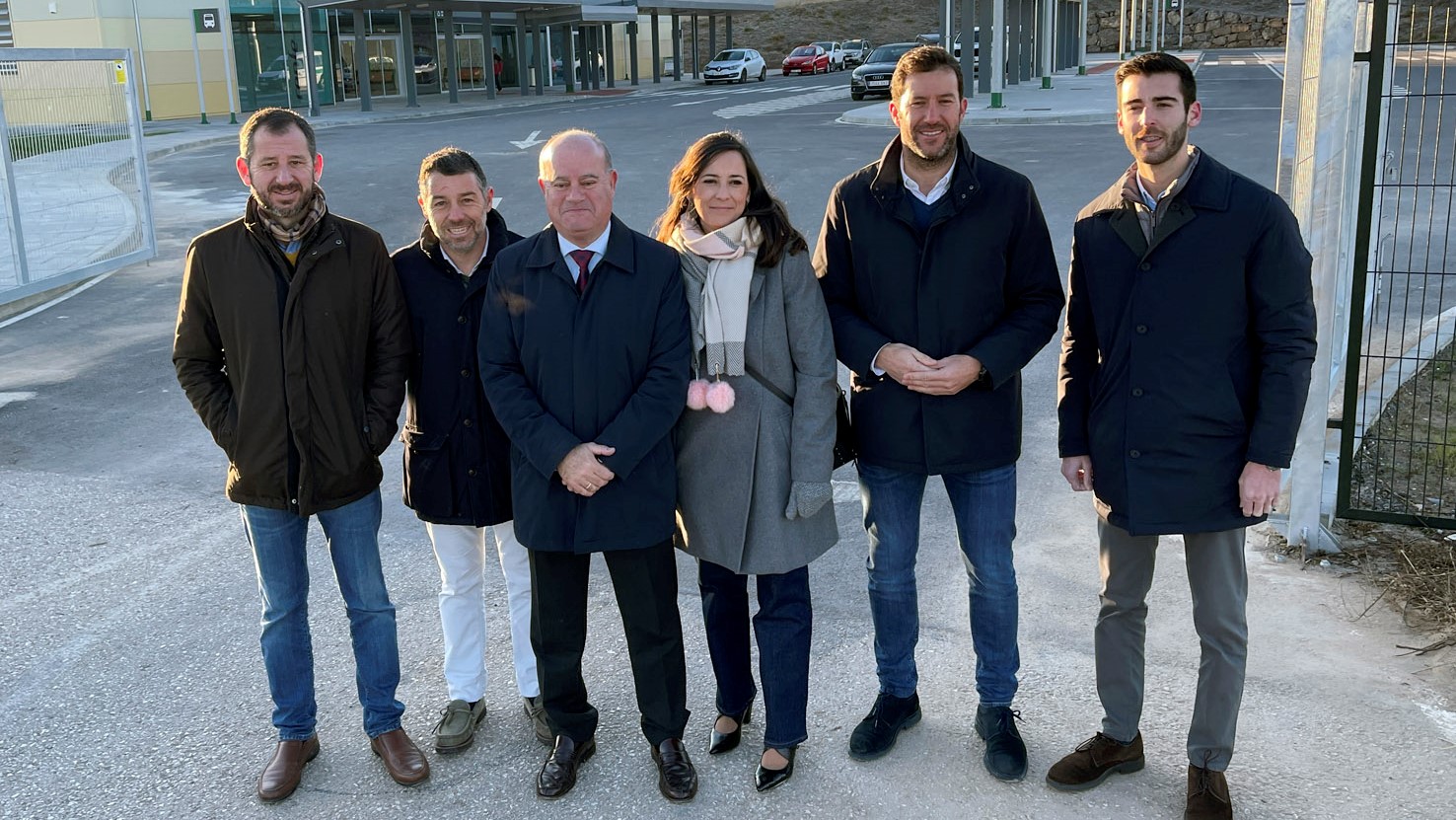 El alcalde Manolo Barón (centro), junto a miembros del equipo de Gobierno del Ayuntamiento de Antequera junto a la nueva estación de alta velocidad (enero 2023)