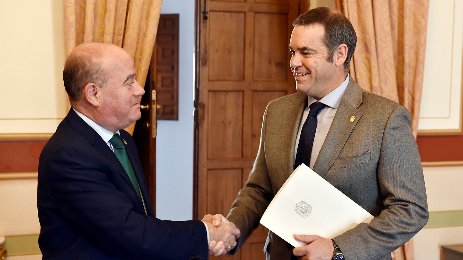 El alcalde Manolo Barón junto al nuevo secretario del Ayuntamiento de Antequera, Alfonso Moreno (enero 2023)