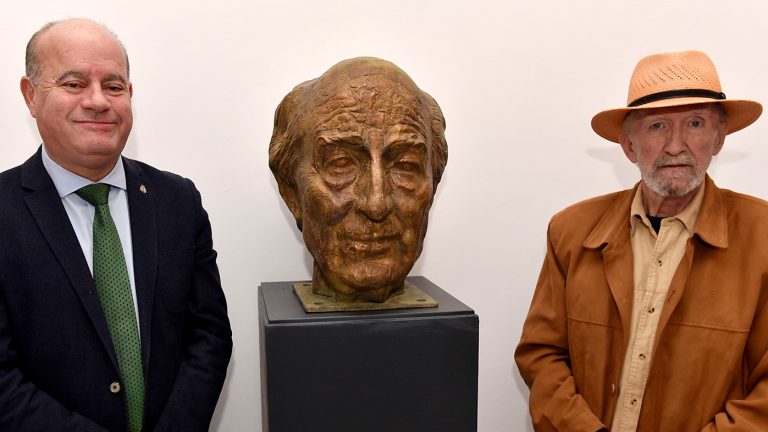 El alcalde Manolo Barór y el escultur Jesús Martínez Labrador junto con su busto de José Antonio Muñoz Rojas (enero 2023)