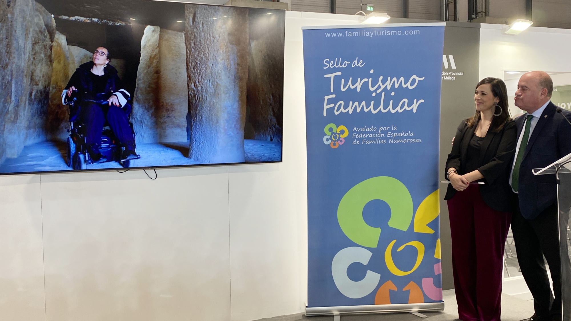 La edil de Turismo, Ana Cebrián, y el alcalde Manolo Barón, en la presentación de Antequera la campaña 'El turismo de todos' en FITUR