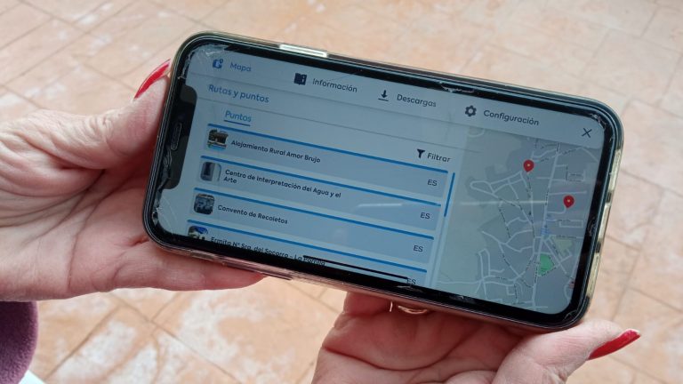 Móvil con la app Villanueva de Algaidas AR (enero 2023)