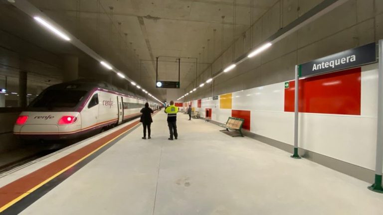 Primer tren que hace parada en la estación Antequera AV (enero 2023)
