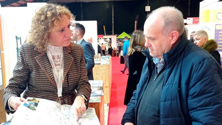 Técnica de turismo del Ayuntamiento de Antequera una feria internacional (enero 2023)