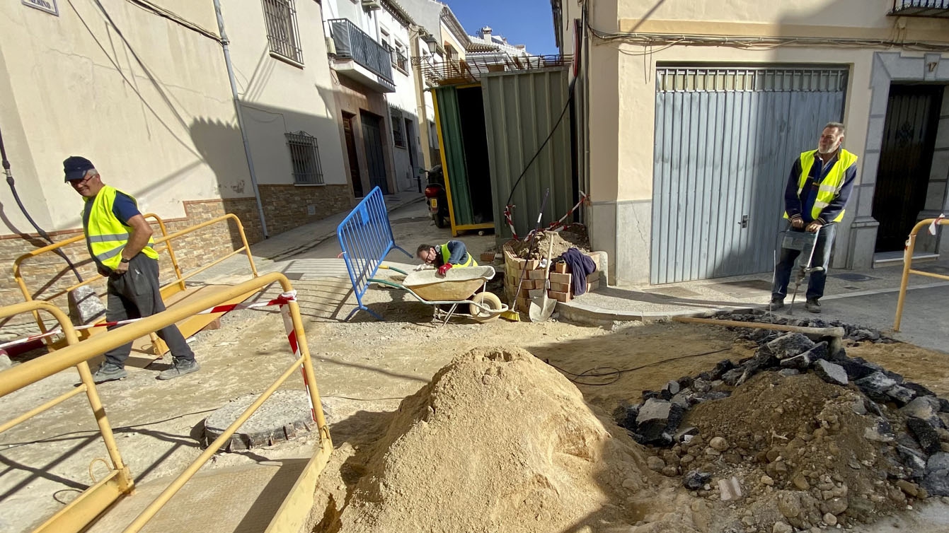 Trabajadores del PFEA en la obra de la calle Cazorla de Antequera (enero 2023)