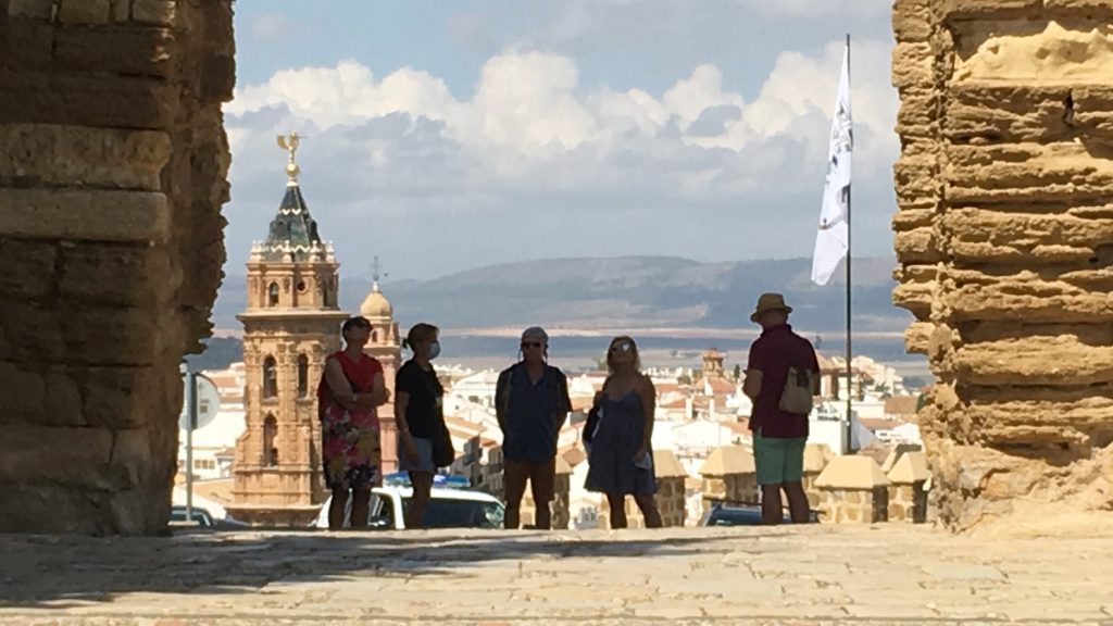 Turistas junto al Arco de los Gigantes de Antequera