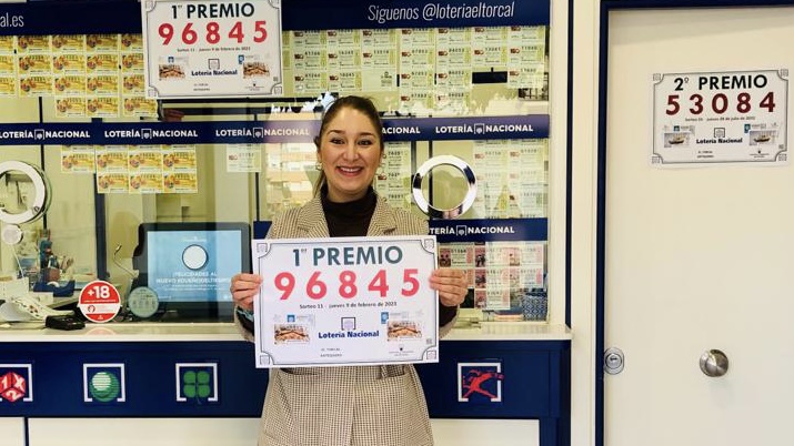 Cristina Linares, de Lotería El Torcal, con el número agraciado con los 30.000 euros por décimo en la Lotería Nacional (febrero 2023)