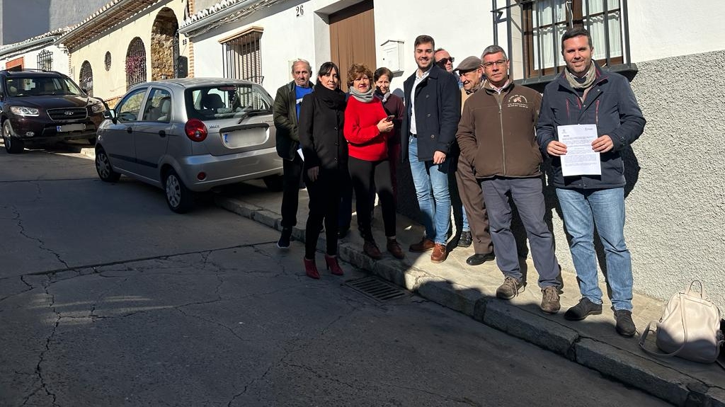 Kiko Calderón, portavoz del PSOE en Antequera, junto a miembros de su Ejecutiva y vecinos de la calle Santa María la Vieja (febrero 2023)