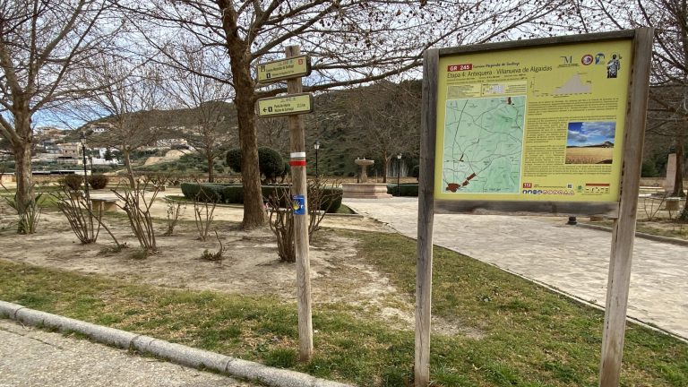 Panel informativo e indicación del Camino Mozárabe de Santiago en los Jardines del Rey de Antequera (febrero 2023)