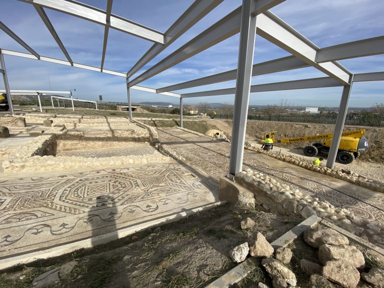 Mosaico en rampa y gran mosaico rectangular de la galería norte (marzo 2023)