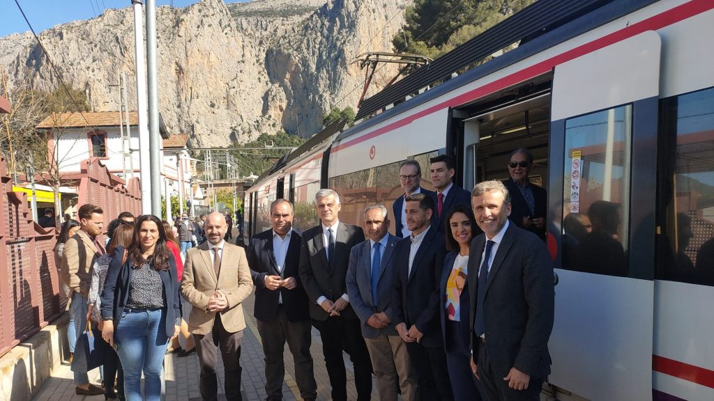 Autoridades asistentes al primer viaje de los Servicio de Proximidad de Renfe entre Málaga y la parada junto al Caminito del Rey en El Chorro (marzo 2023)