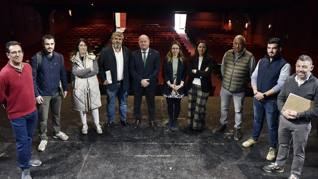 Barón (centro), junto a responsables y técnicas tras la firma del acta de replanteo de las obras del Teatro Torcal de Antequera (marzo 2023)