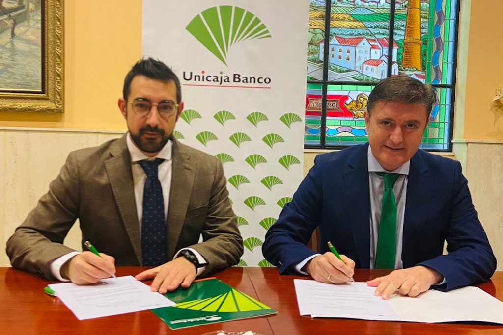 Jorge del Pino, presidente de la ACIA (izda), y Manuel Artacho, director regional de Málaga Interior de Unicaja Banco, firmando el convenio