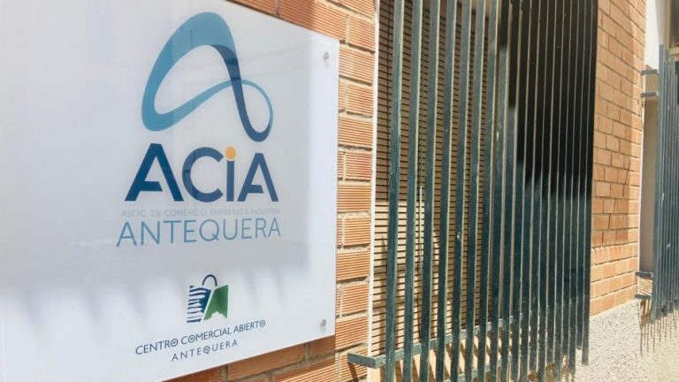 Logo de ACIA en la entrada de su sede