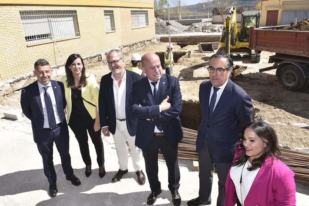Rosas, Cebrián, Infante, Barón, Briones y Ríos, junto a las obras de ampliación del IES Pintor José María Fernández de Antequera (marzo 2023)