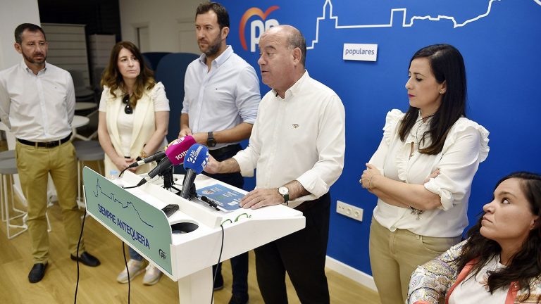 Barón, en la sede del PP de Antequera, rodeado de miembros del Gobierno municipal e integrantes de la lista de las municipales
