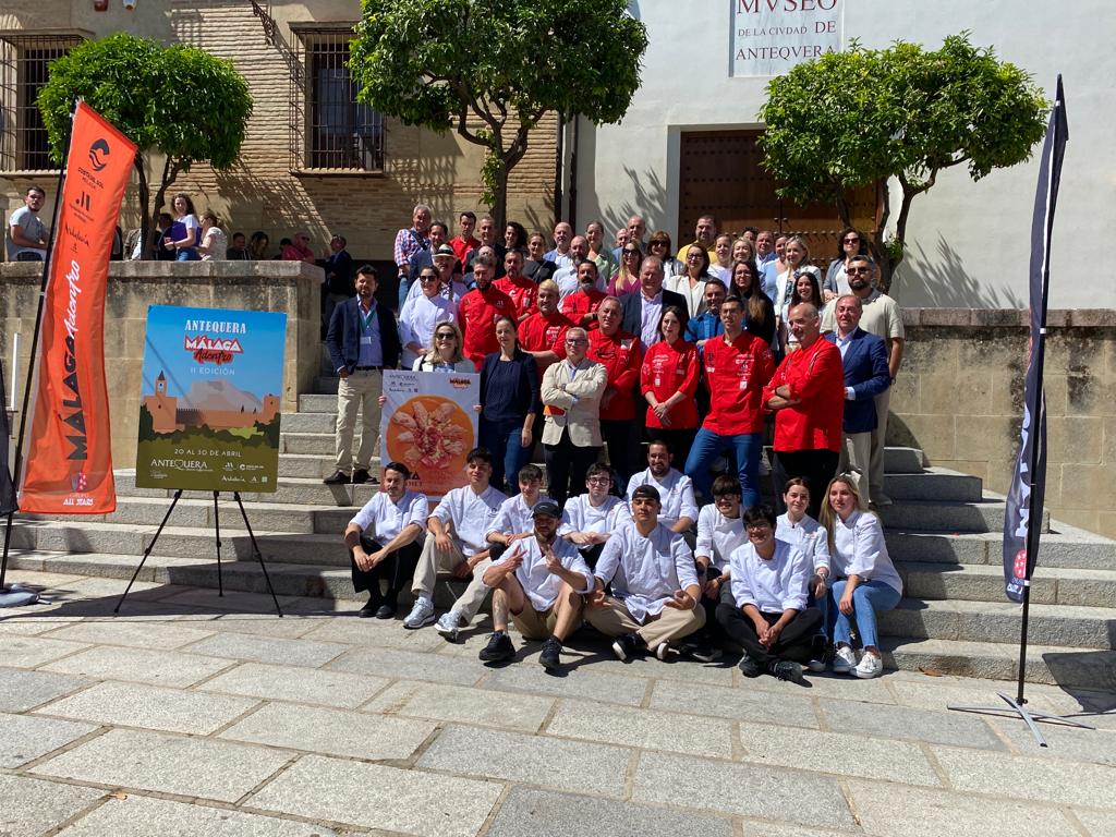 Foto de familia de autoridades, organizadores, cocineros y productores participantes en la pasarela gourmet de Antequera Málaga Adentro 2023