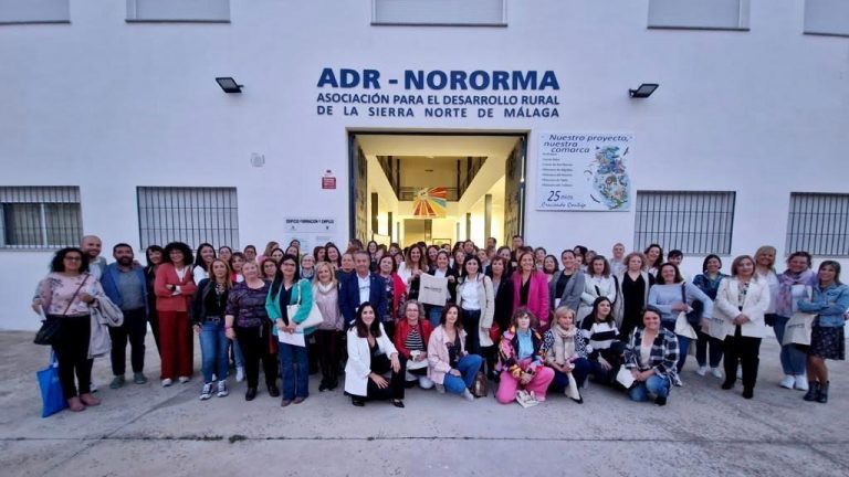 Foto de familias de las participantes en el I Encuentro de Empresarias de Nororma