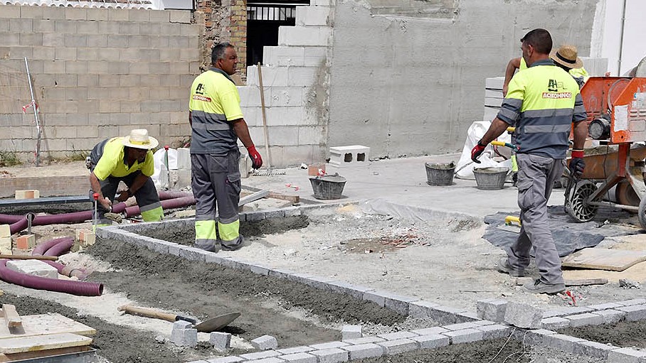 Operarios en la obra de la nueva plaza en el barrio de Veracruz (abril 2023)