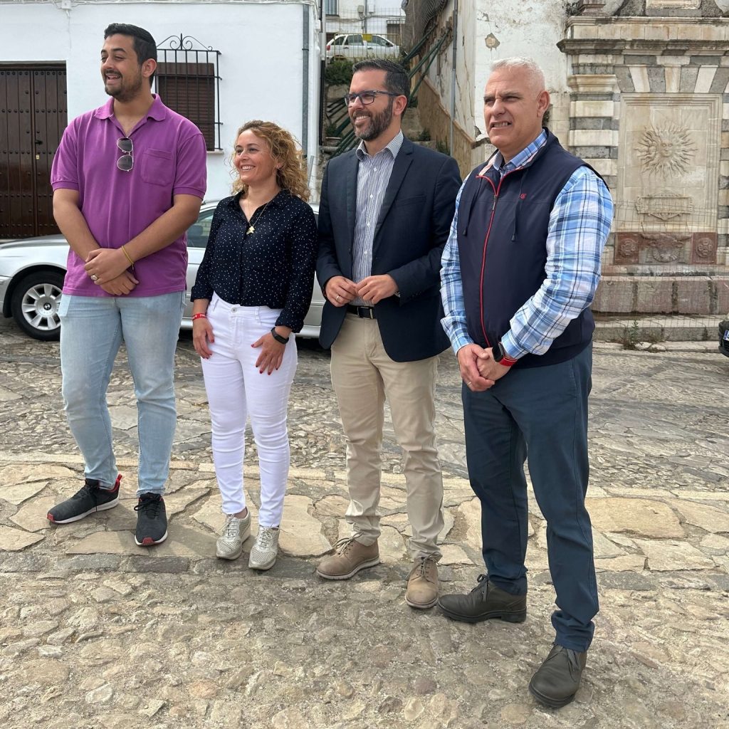 Calderón (centro), junto a compañeros del PSOE de Antequera, frente a la Fuente del Toro