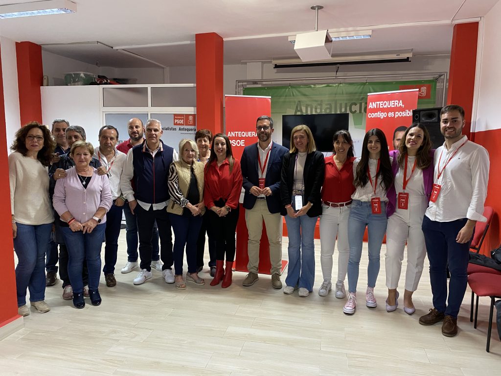 Calderón, rodeado de miembros de su candidatura y del PSOE de Antequera